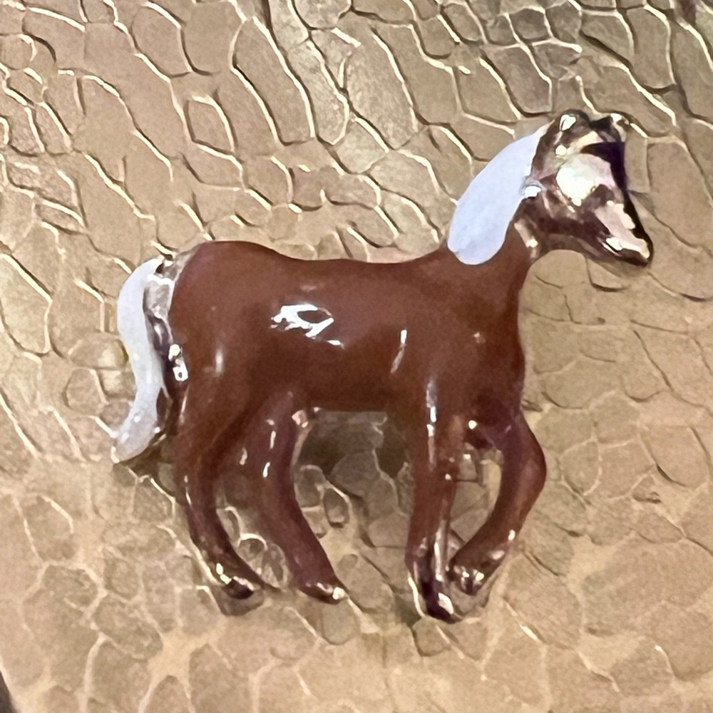 Small brown and white enamel horse pin brooch